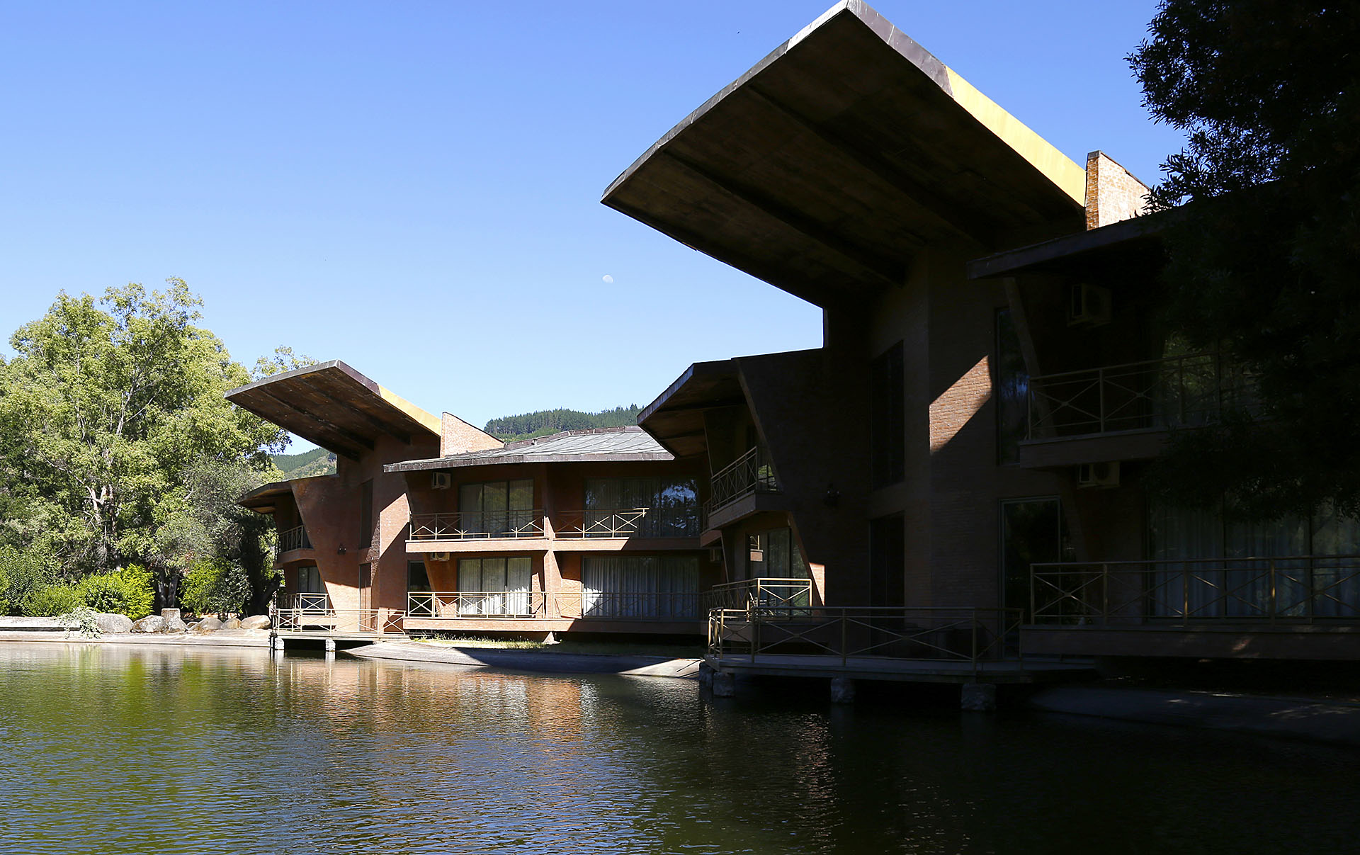 Arquitectura contemporánea junto al agua en Gillmore